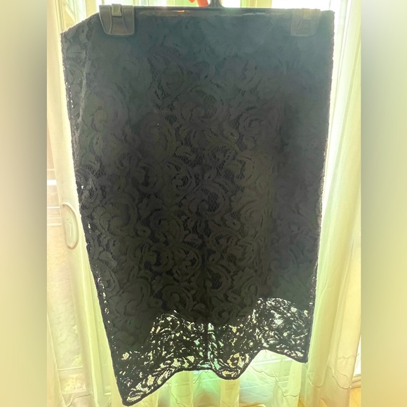 Black lace Tahari pencil skirt. - Picture 1 of 4